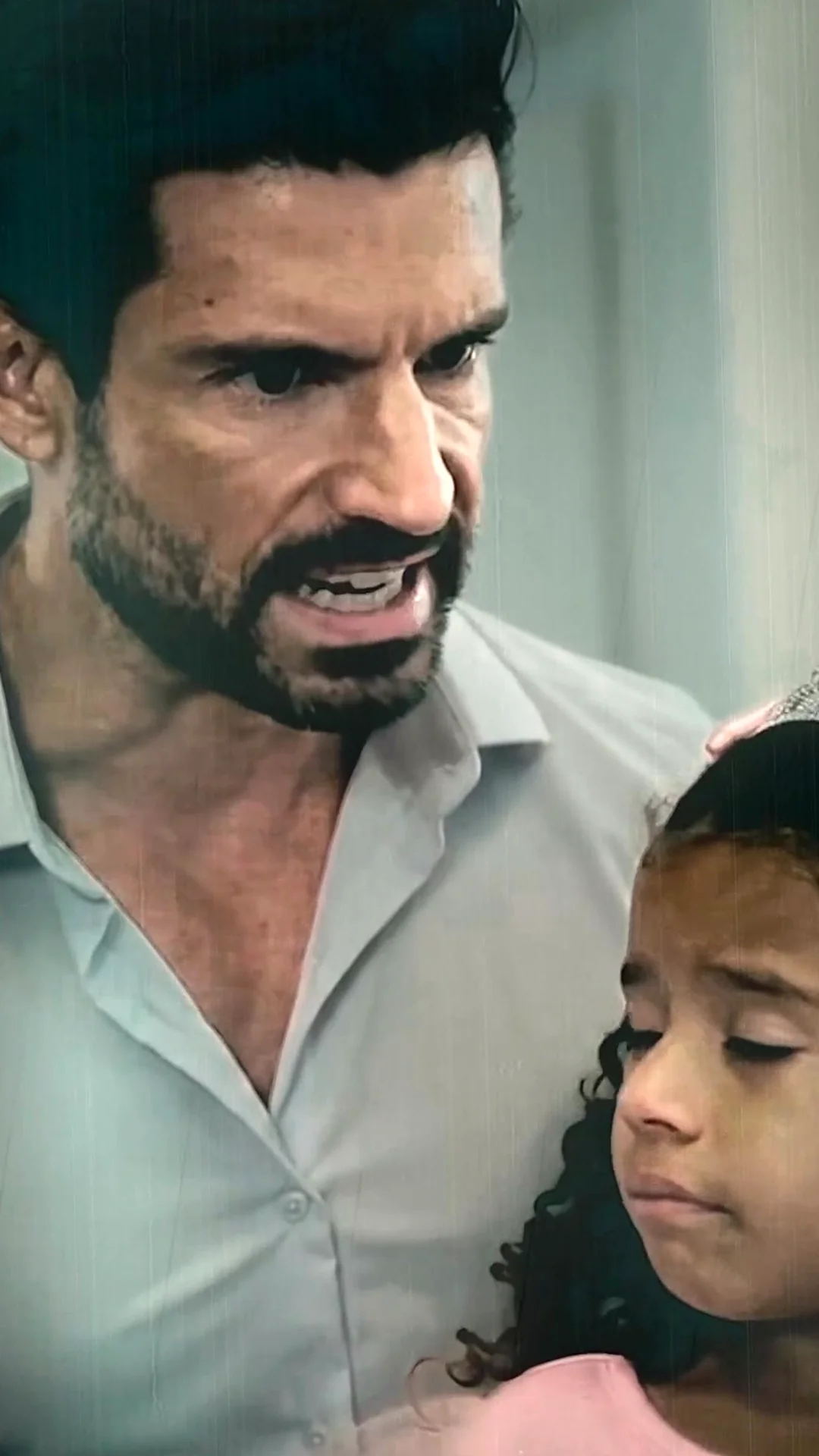 Confieso que mi intento de proteger a mi hija solo reveló el peligro oculto dentro de la casa que amaba.