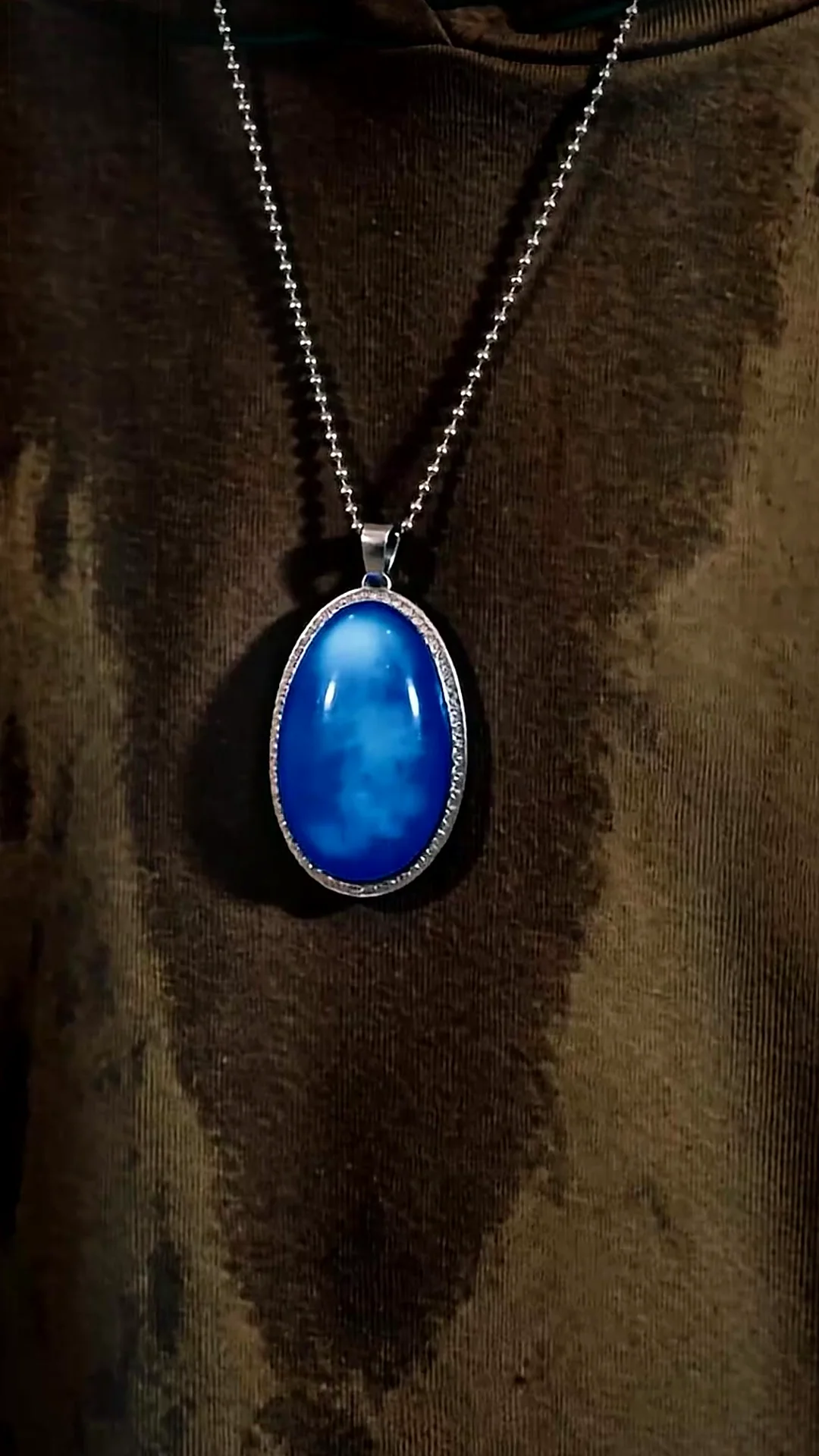I Was Ten Years Old, Cold and Broke, When a Strange Pendant Turned My Night Into a Dangerous Mystery