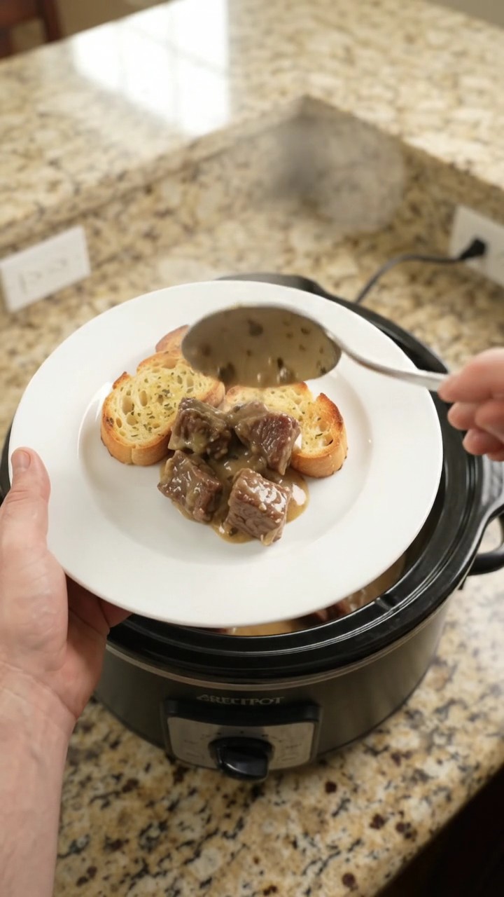 Crockpot Gruyère Cream Asparagus Beef Bites