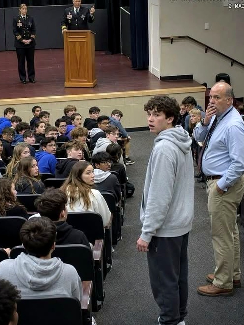 A Quiet Student’s Incredible Mother: The Day Laughter Turned to Awe in the School Auditorium