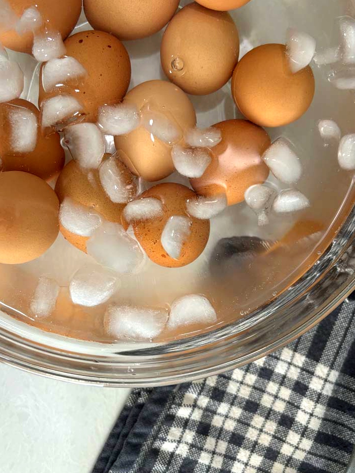 How to Tell If Eggs Are Still Fresh in 3 Seconds Using a Bowl of Cold Water